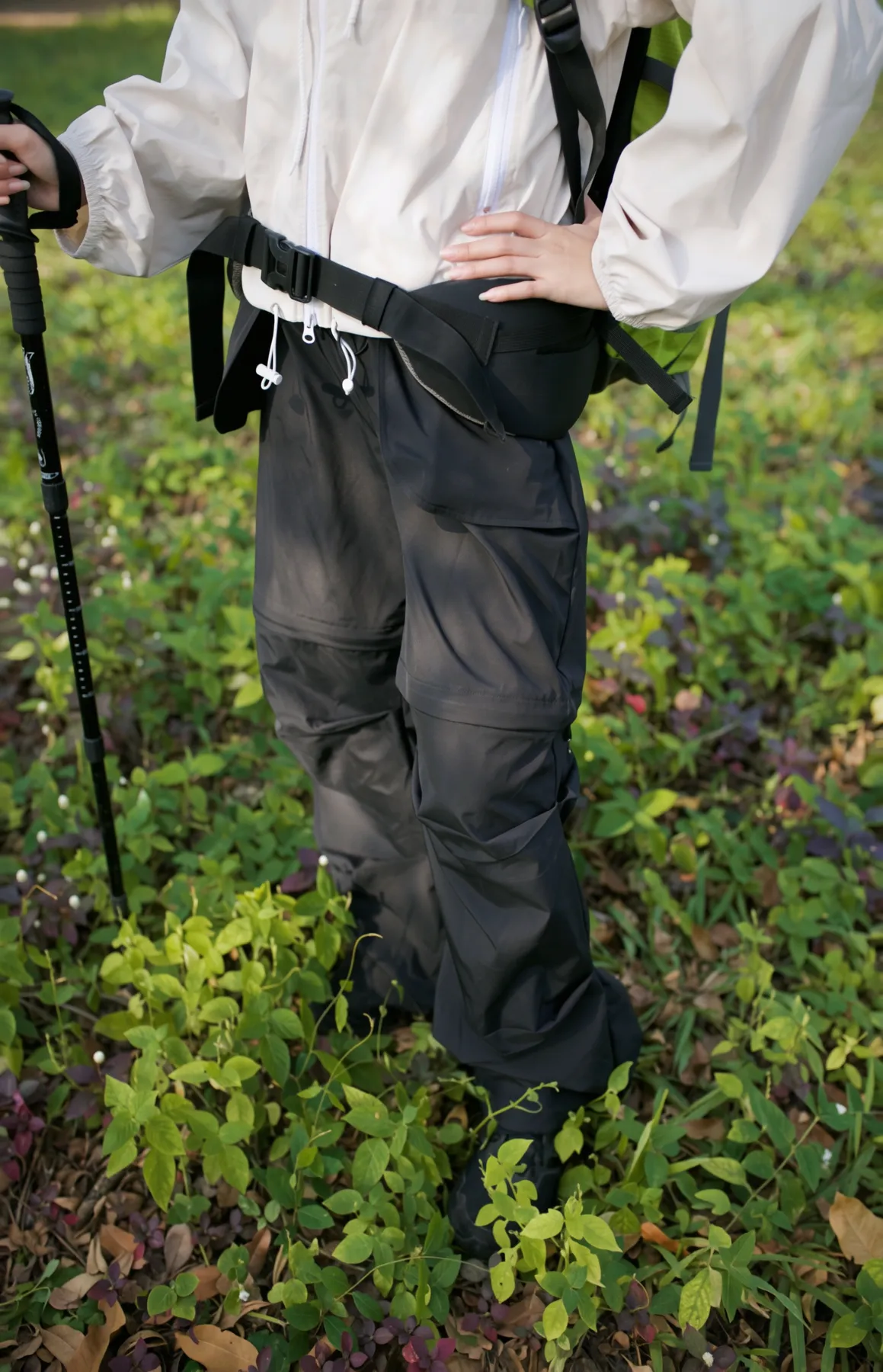 Quần Hybrid Cargo khi đi bộ đường rừng, gậy trekking và ba lô